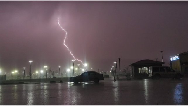 Van'da şimşekler geceyi aydınlattı