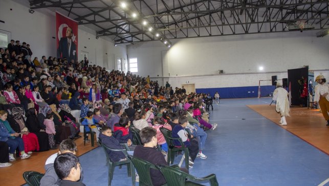 Kars'ta "Vagon Sahne Projesi" kapsamında "Misafir" adlı tiyatro oyunu sahnelendi