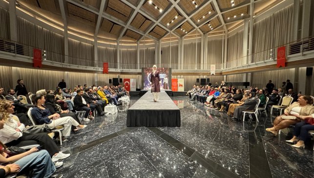 Van'da tarihi ve geleneksel motiflerle hazırlanan kadın kıyafetleri defileyle tanıtıldı