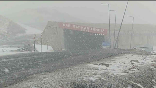 Karabet Geçidi'nde lapa lapa kar yağdı
