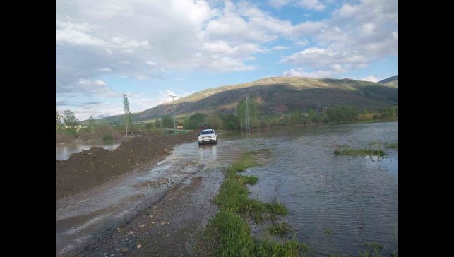 Su taşkını yüzünden kapanan köy yolları yeniden ulaşıma açıldı