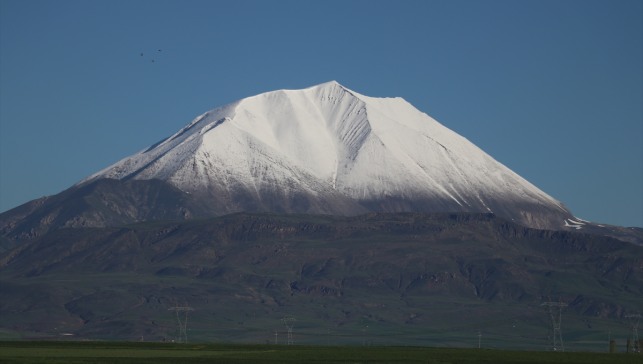 Ağrı'daki Kösedağ'ın zirvesi baharda karla kaplandı