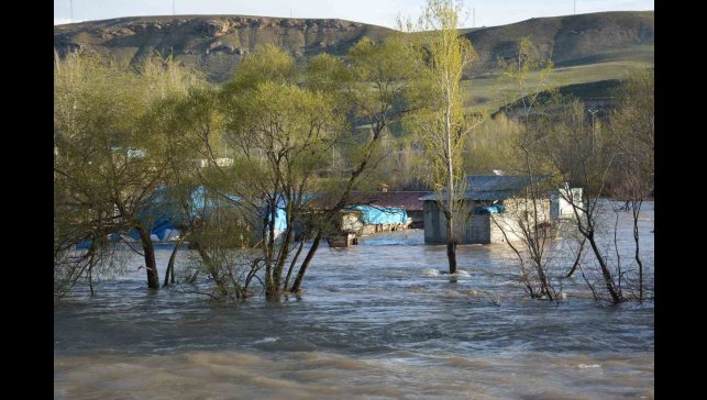 Erzincan'da sağanak sonrası bazı tarım arazileri su altında kaldı