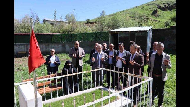 Şehide kabri başında anma