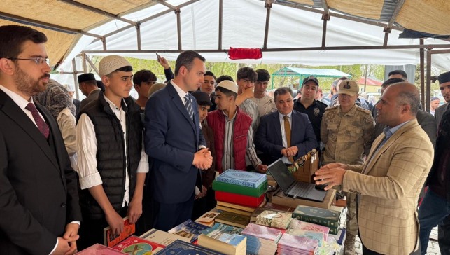 Çaldıran'da kitap fuarı açıldı