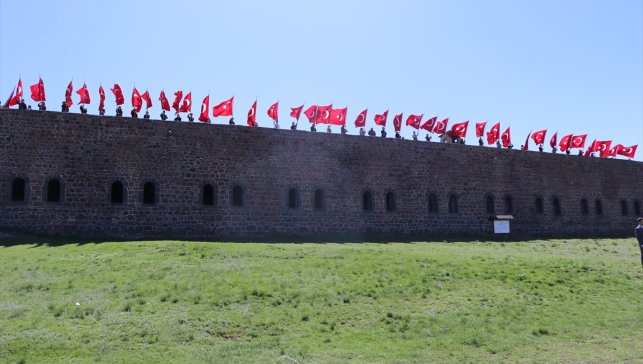 Erzurum'da öğrenciler tarih dersini ecdat yadigarı tabyalarda işledi