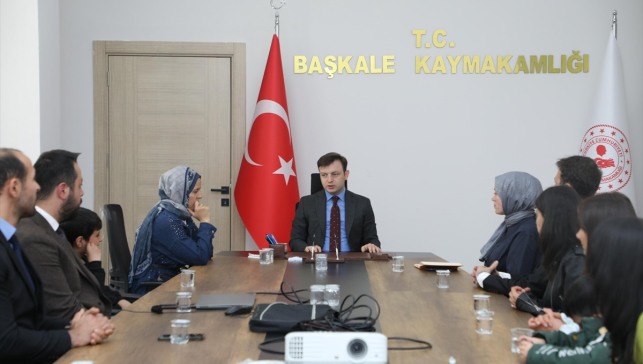 Başkale'de "Kitap Van Projesi"nde başarılı olan öğrenciler ödüllendirildi