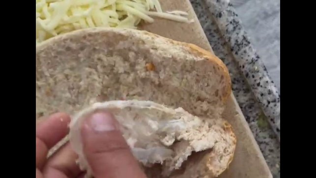 BİM Marketten aldığı ekmeğin içinden çıkanı görünce neye uğradığını şaşırdı