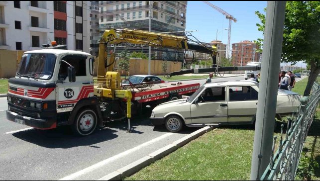 Kamyonun çarptığı otomobil refüje savruldu