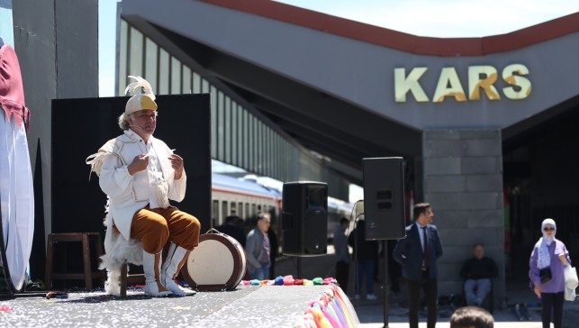 Devlet Tiyatrolarının raylar üzerindeki tiyatrosu "Vagon Sahne" Kars'ta çocuklarla buluştu