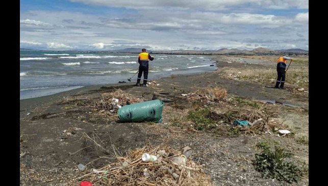 Van Büyükşehir Belediyesi inci kefali göç güzergahındaki dereleri temizledi