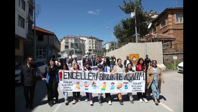 Ahlat'ta engelliler için farkındalık yürüyüşü