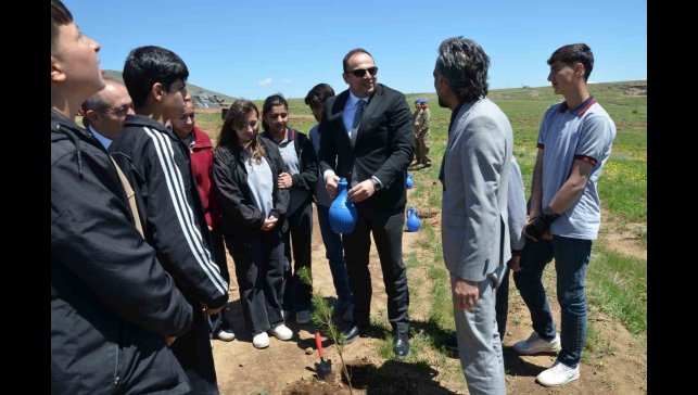 Tatvan'da fidanlar toprakla buluştu
