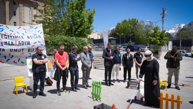 Hakkari Valisi Çelik, "empati parkuru" etkinliğine katıldı