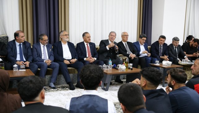 TBMM Milli Savunma Komisyonu Başkanı Akar, Bingöl'de gençlerle bir araya geldi: