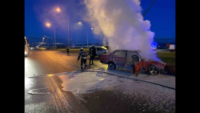 Erzurum'da araç cayır cayır yandı