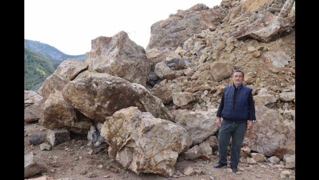 Dev kayalar yolu ulaşıma kapandı