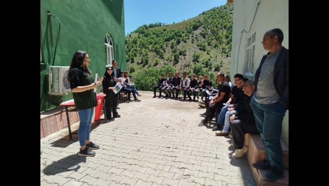 Hakkari'de besiciler şap hastalığı konusunda bilgilendiriliyor