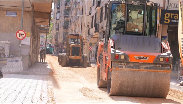 Elazığ Belediyesi Yeni Mahalle'de asfaltlama çalışmalarını sürdürüyor