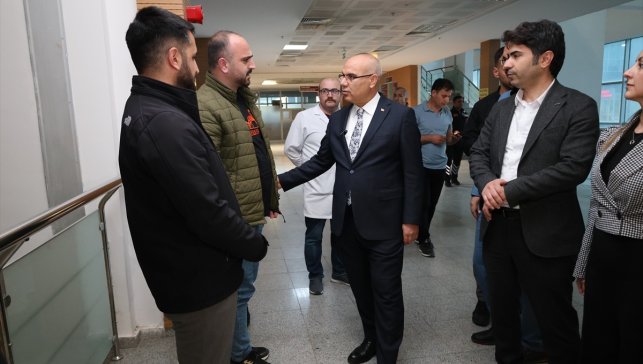 Ağrı Valisi Koç, Ağrı Eğitim ve Araştırma Hastanesi'nde incelemelerde bulundu