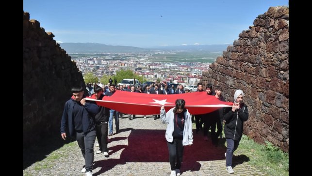 Gençlerden ecdada vefa