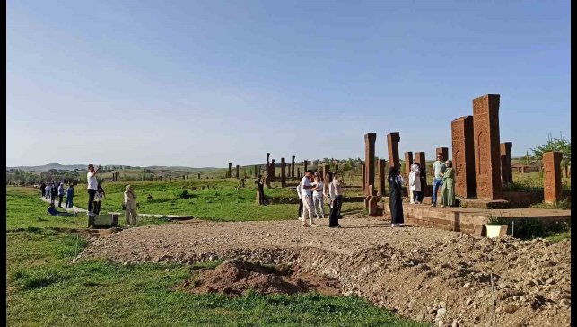 Ahlat'ta turizm sezonu hareketliliği: Selçuklu Meydan Mezarlığı ziyaretçi akınına uğruyor