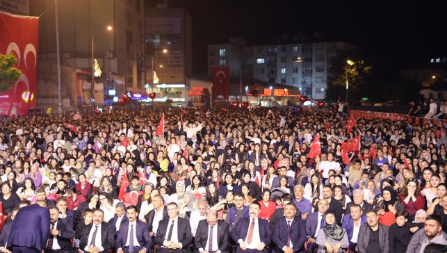 Iğdır'daki "Türk Gençlik Şöleni"nde Ali Kınık konser verdi