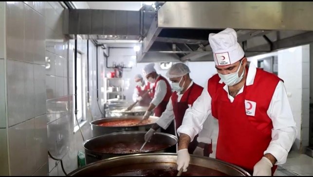 Kızılay'dan her gün binlerce aileye sıcak yemek desteği