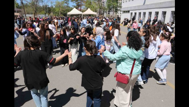 Kütüphane için hayır çarşısı düzenlediler