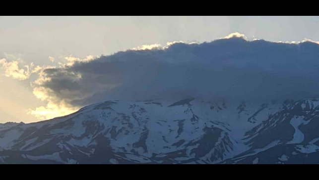 Süphan Dağı'nın zirvesindeki bulutlar görenleri hayran bıraktı