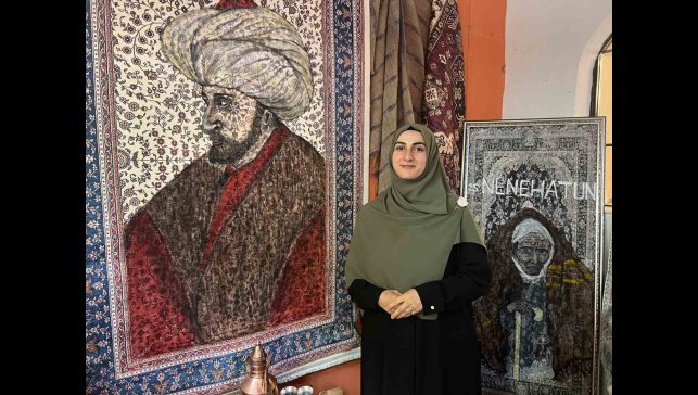 Halıların üzerine tarihi şahsiyetleri çiziyor