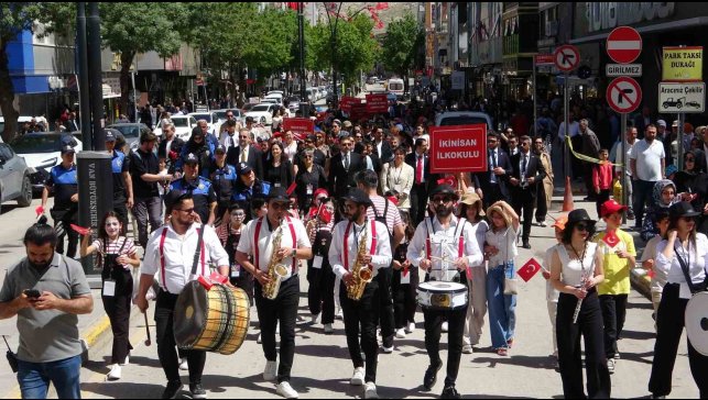 Van'da '22. Akdamar Çocuk ve Gençlik Tiyatroları Şenliği' başladı