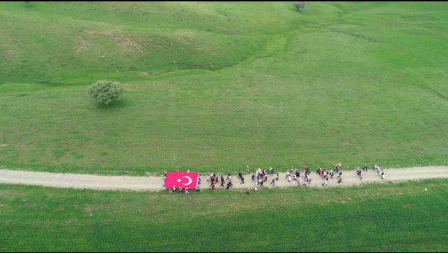 Muş'ta gençler Türk bayrağıyla doğada buluştu