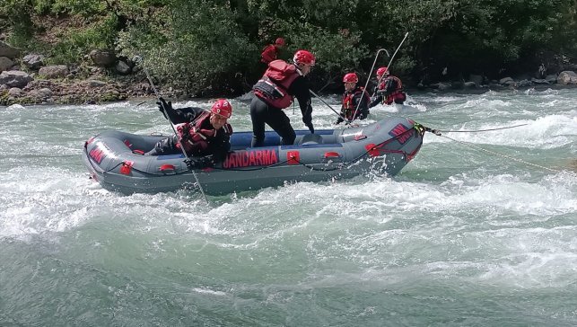 Hakkari'de dereye düşerek kaybolan genci arama çalışmaları devam ediyor