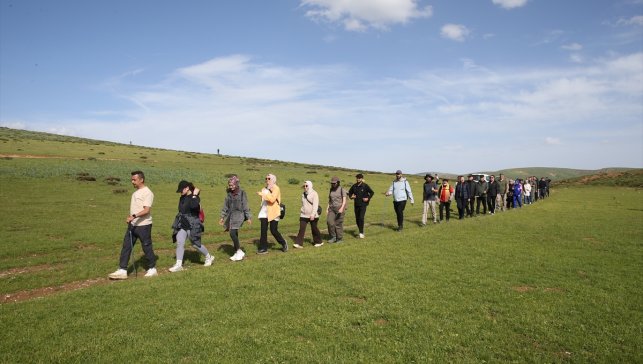 Muş Valisi Çakır ve doğa tutkunları yürüyüşlerle kentin güzelliklerini keşfediyor