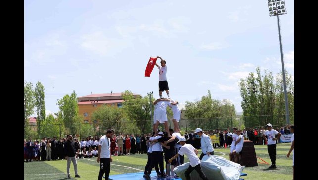 Tutak'ta 19 Mayıs Atatürk'ü anma Gençlik ve Spor Bayramı Coşkuyla kutlandı