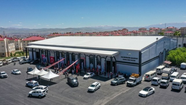 Van'da yapılan kapalı semt pazarı törenle hizmete sunuldu