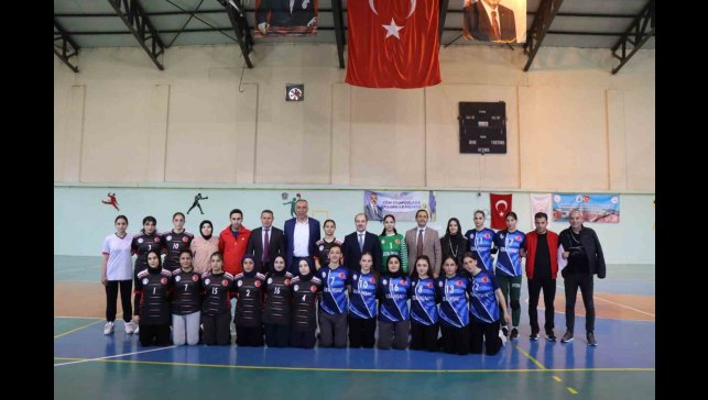 Oltu'da hentbolun şampiyonu Oltu Anadolu Lisesi