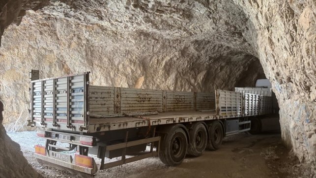 Erzincan'daki tarihi Kemaliyeliler Taş Yolu tırın tünele sıkışması sonucu ulaşıma kapatıldı