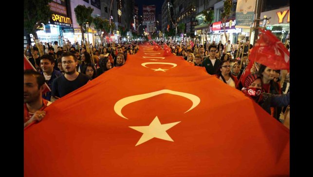 Elazığ'da fener alayı renkli görüntüler oluşturdu