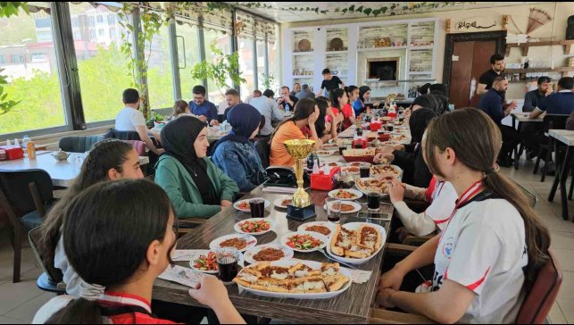 Kız voleybol takımları beldeye 2 kupa kazandırdı