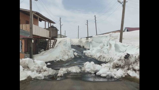 Yayla evleri, kar altında