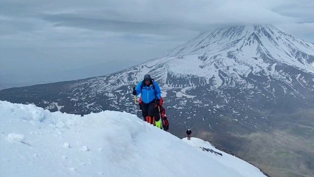 Iğdır'da dağcılar 19 Mayıs'ı Küçük Ağrı Dağı'nın zirvesinde kutladı