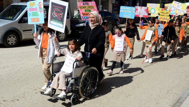 Kars'ta ilkokul öğrencileri engellilere dikkati çekmek için yürüyüş yaptı