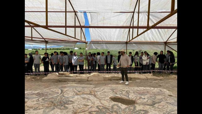Elazığ'da öğrenciler tarihi mozaiği inceledi