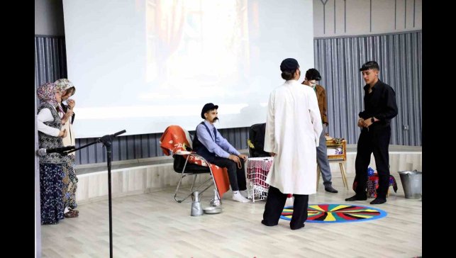 Ağrı'da "Okuyan Şehir Ağrı" projesi kapsamında şiir dinletisi ve tiyatro gösterisi düzenlendi