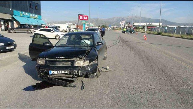 Kazaya karıştı, aracını bırakıp kaçtı