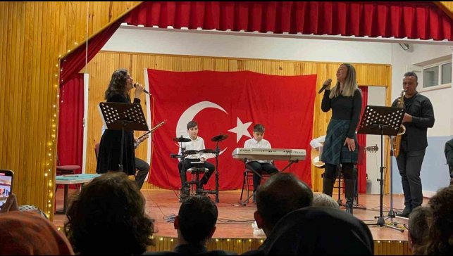 Erzincan'da öğretmenler oluşturdukları koro ile konser verdi