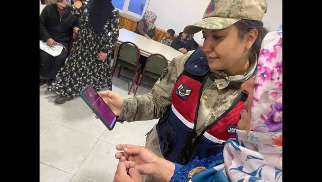 Ardahan'da jandarma kadınları KADES hakkında bilgilendirdi