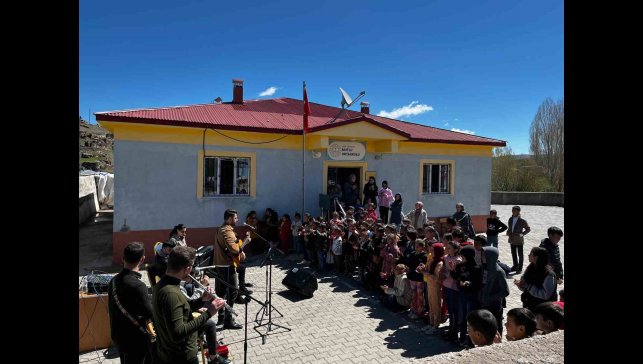 Öğretmenlerden müzikli dokunuş